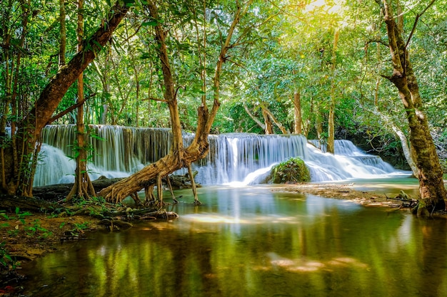 Cachoeira Huay Mae Khamin, 7º andar, chamada Romkrow, localizada no Parque Nacional da Barragem de Srinakarin, Província de Kanchanaburi, Tailândia