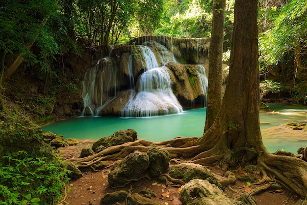 Cachoeira Huay Mae Khamin Paisagem natural do distrito de Kanchanaburi em área natural