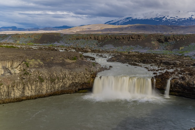 Cachoeira Þjófafoss durante o verão na Islândia