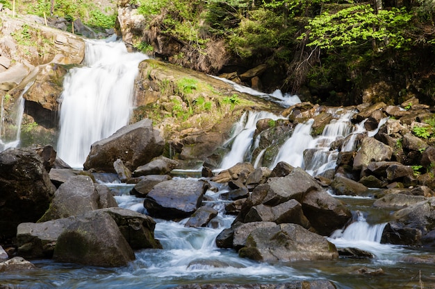 Cachoeira kameneckkiy nas montanhas dos cárpatos, ucrânia