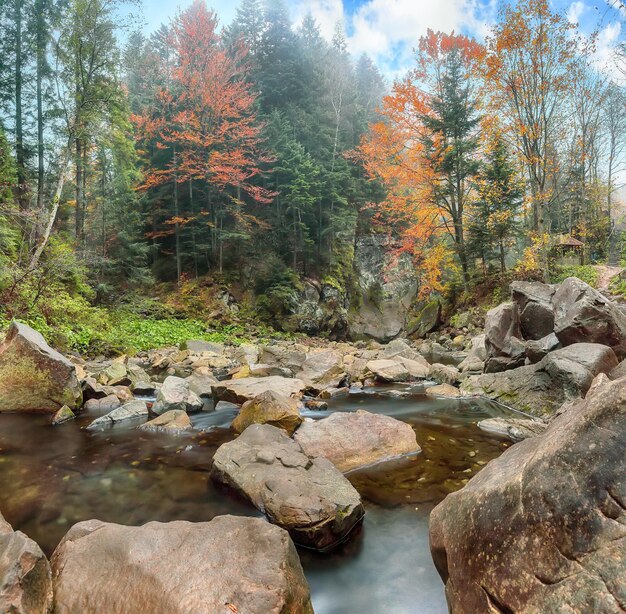 Cachoeira Kamyanka nas montanhas dos Cárpatos