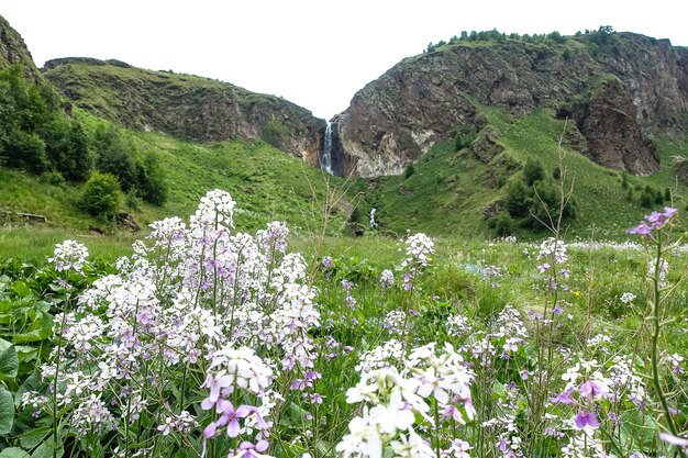 Cachoeira Karakayasu cercada pelas montanhas do Cáucaso perto de Elbrus Jilysu Rússia