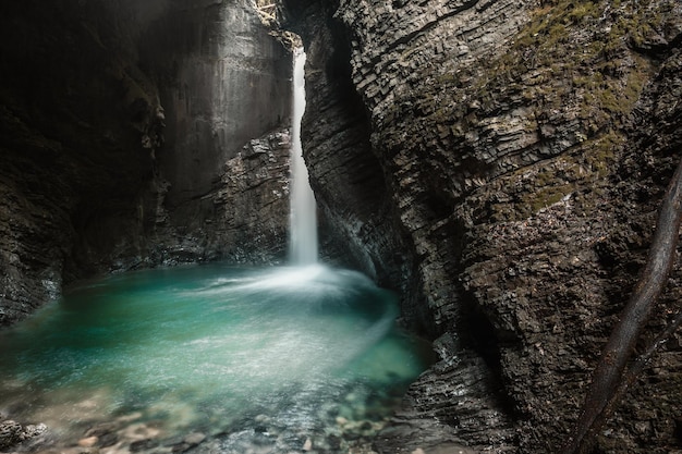 Cachoeira Kozjak uma das belas cachoeiras da Eslovênia Lugar popular para vitis perto do rio soca kobarid Kozjak tapa