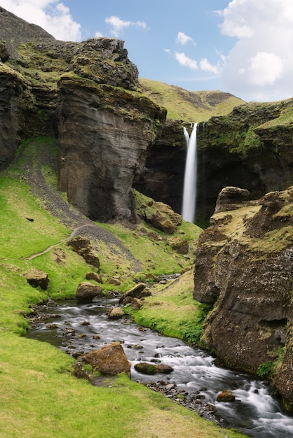 Cachoeira Kvernufoss, Islândia. Bela cascata de água no desfiladeiro verde. Paisagem de verão com rio de montanha e rochas