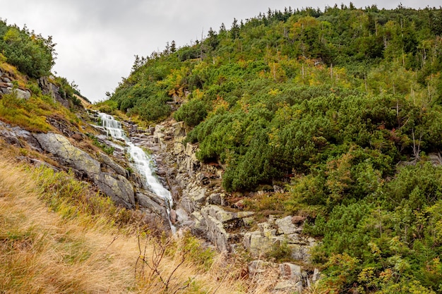 Cachoeira Lomiczka na parte polonesa das montanhas de Karkonosze, perto do rio Sniezka Mountain, no Parque Nacional de Karkonosze, Polônia