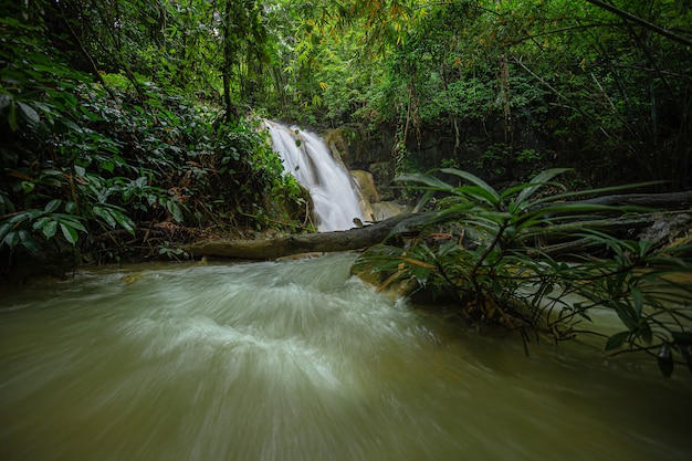 Foto cachoeira mae kae é a cachoeira que se localiza na área do parque nacional de ngao, província de lampang, tailândia