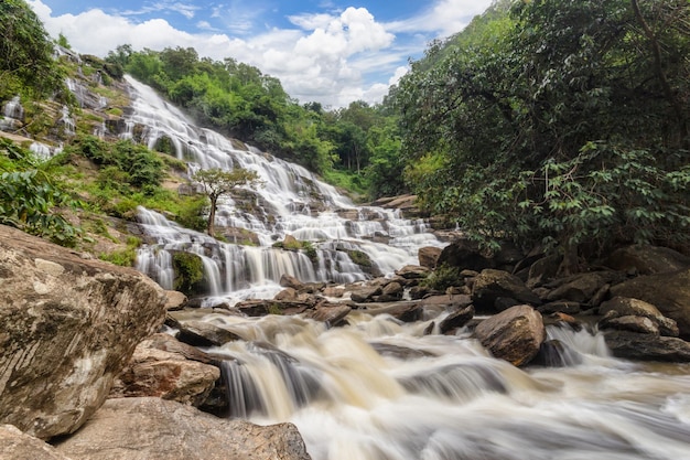 Cachoeira mae ya, bela cachoeira na área do parque nacional doi inthanon, chiang mai, tailândia