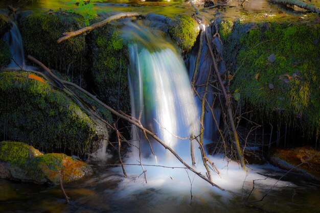 Cachoeira mágica caindo em um rio na Galiza em câmera lenta