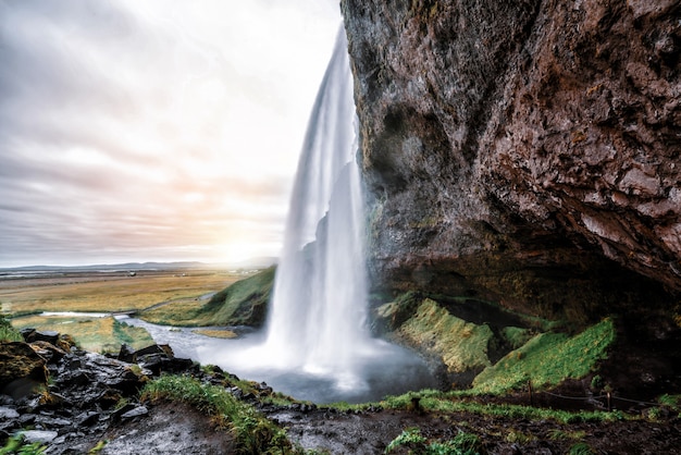 Cachoeira mágica de Seljalandsfoss na Islândia.