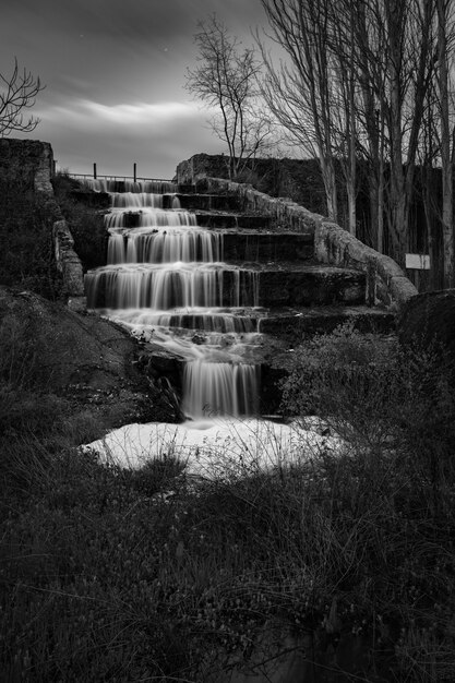 Cachoeira na barragem de um pântano. Área Natural de Los Barruecos.