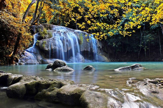 Cachoeira na floresta de outono no Parque Nacional das Cachoeiras de Erawan, Tailândia