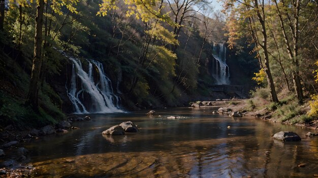 Cachoeira na floresta de outono Papel de parede de fundo de paisagem de rio de montanha