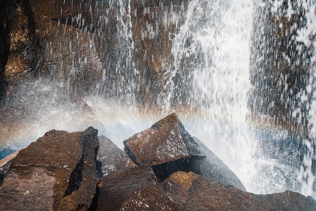 cachoeira na floresta de outono