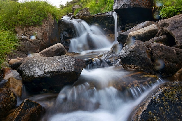 Cachoeira na floresta em longa exposição.