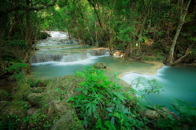 Cachoeira na floresta no parque nacional da cachoeira de Huay Mae Kamin, Tailândia