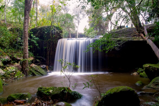 Cachoeira na floresta profunda na Tailândia