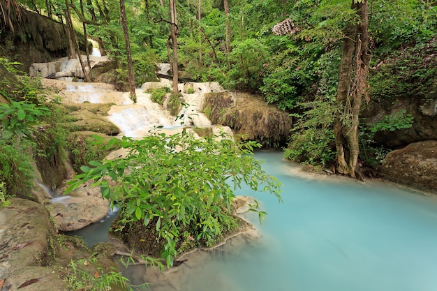 Cachoeira na floresta tropical, a oeste da Tailândia