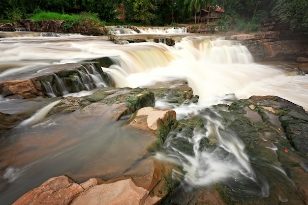 Cachoeira na floresta tropical, norte da Tailândia