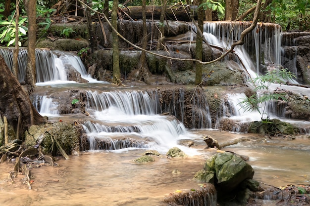 Cachoeira na floresta tropical