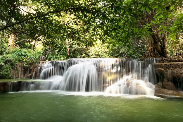 Cachoeira na floresta tropical