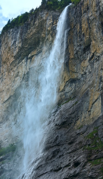 Cachoeira na montanha de verão (Suíça)
