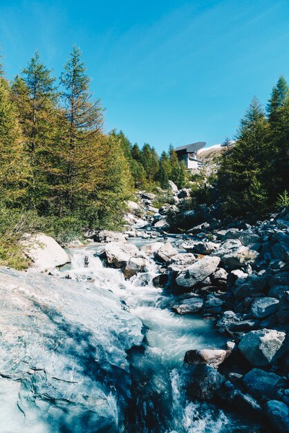 cachoeira na montanha em Zermatt, Suíça.