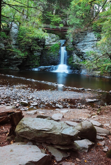 Cachoeira na montanha sobre rochas