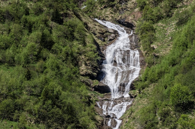 Cachoeira na natureza com montanhas