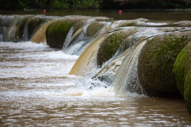 Foto cachoeira na natureza da tailândia