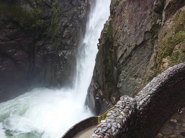 Cachoeira na pequena cidade de banos