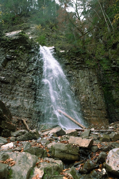 Cachoeira na temporada de outono