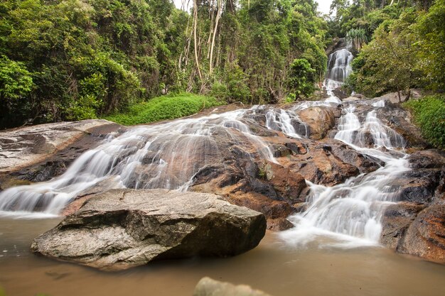 Cachoeira namuang ilha samui tailândia