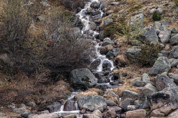 Cachoeira nas colinas da Península de Kola