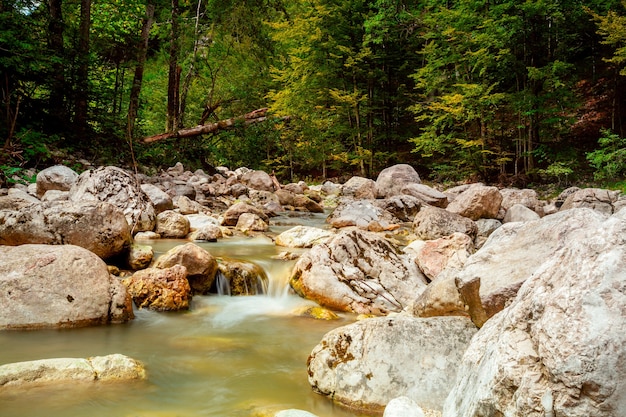 Cachoeira nas montanhas do Parque Nacional Hohe Tauern, na Áustria.