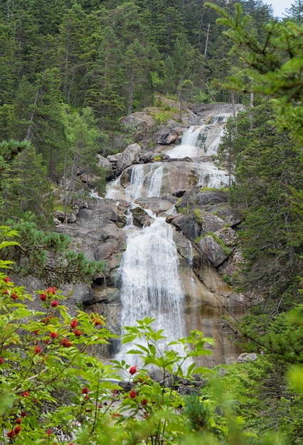 Cachoeira nas montanhas dos Pirinéus