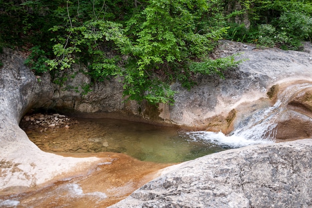 cachoeira natural na lagoa