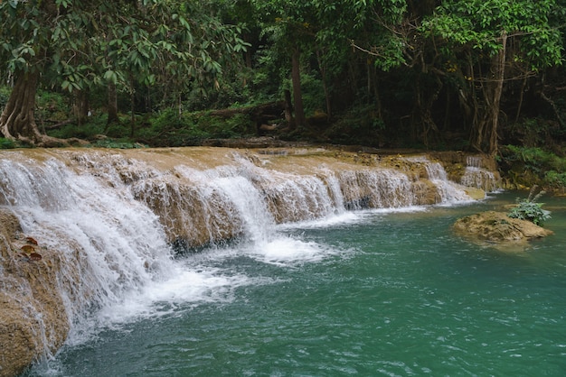 Cachoeira natural no país asiático