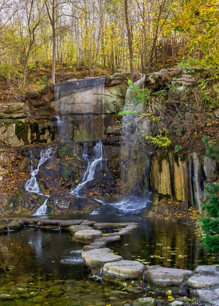 Cachoeira no arboreto Sofievsky ou Parque Sofiyivsky em Uman, Ucrânia, em um dia ensolarado de outono