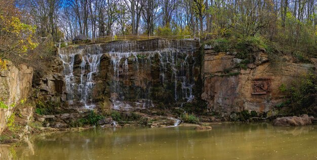 Cachoeira no arboreto sofievsky ou parque sofiyivsky em uman, ucrânia, em um dia ensolarado de outono