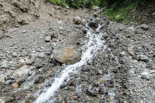 Cachoeira no desfiladeiro do rio cherek nas proximidades do trato de ushtulu cáucaso junho de 2021