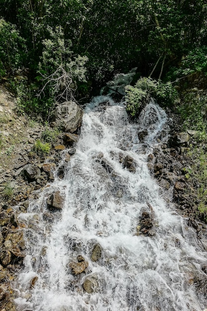 Cachoeira no desfiladeiro do rio cherek nas proximidades do trato de ushtulu cáucaso junho de 2021