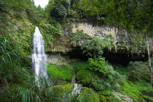 Cachoeira no mar de ligação solar em Nantou, em Taiwan