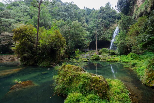 Cachoeira no mar de ligação solar em Nantou, em Taiwan