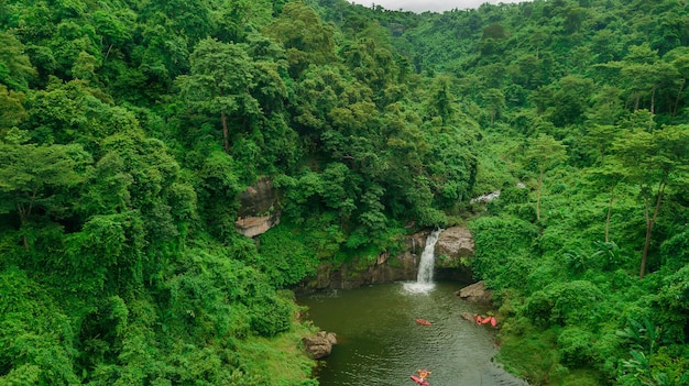 Cachoeira no meio da floresta Drone de visão de olho de pássaro