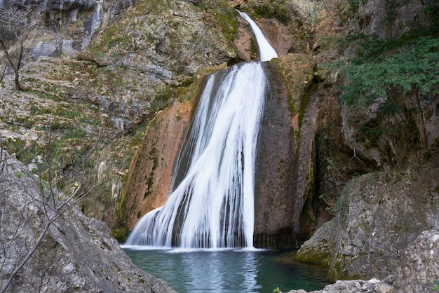 Foto cachoeira no nascimento do rio mundo localizada no parque natural de los calares perto de riopar espanha