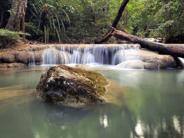 Cachoeira no parque nacional de Erawan, Kanchanaburi, Tailândia