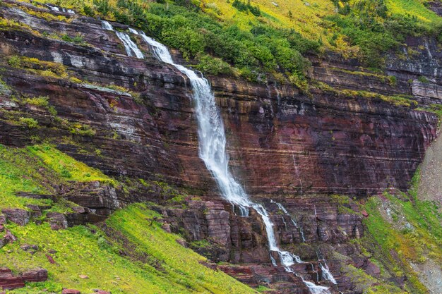 Cachoeira no Parque Nacional Galacier, Montana, EUA. Estação do outono.