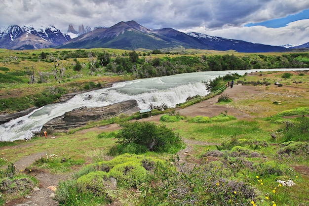 Cachoeira no parque nacional torres del paine, patagônia, chile