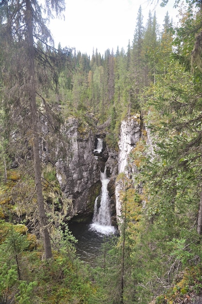 Cachoeira no parque nacional Yugyd VA
