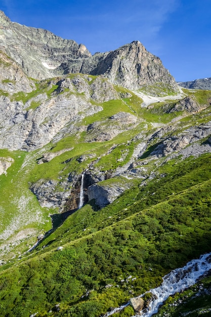 Cachoeira no vale alpino do Parque Nacional de Vanoise, Savoie, Alpes franceses